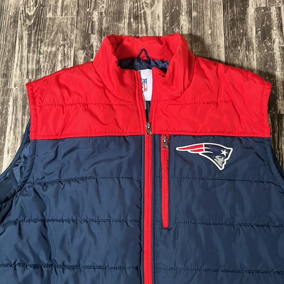 NFL Patriots Puffer Vest - Picture 2 of 6